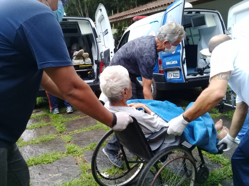 Prefeitura fecha asilo clandestino e remove 25 idosos; condom&iacute;nio escondia crime contra os idosos