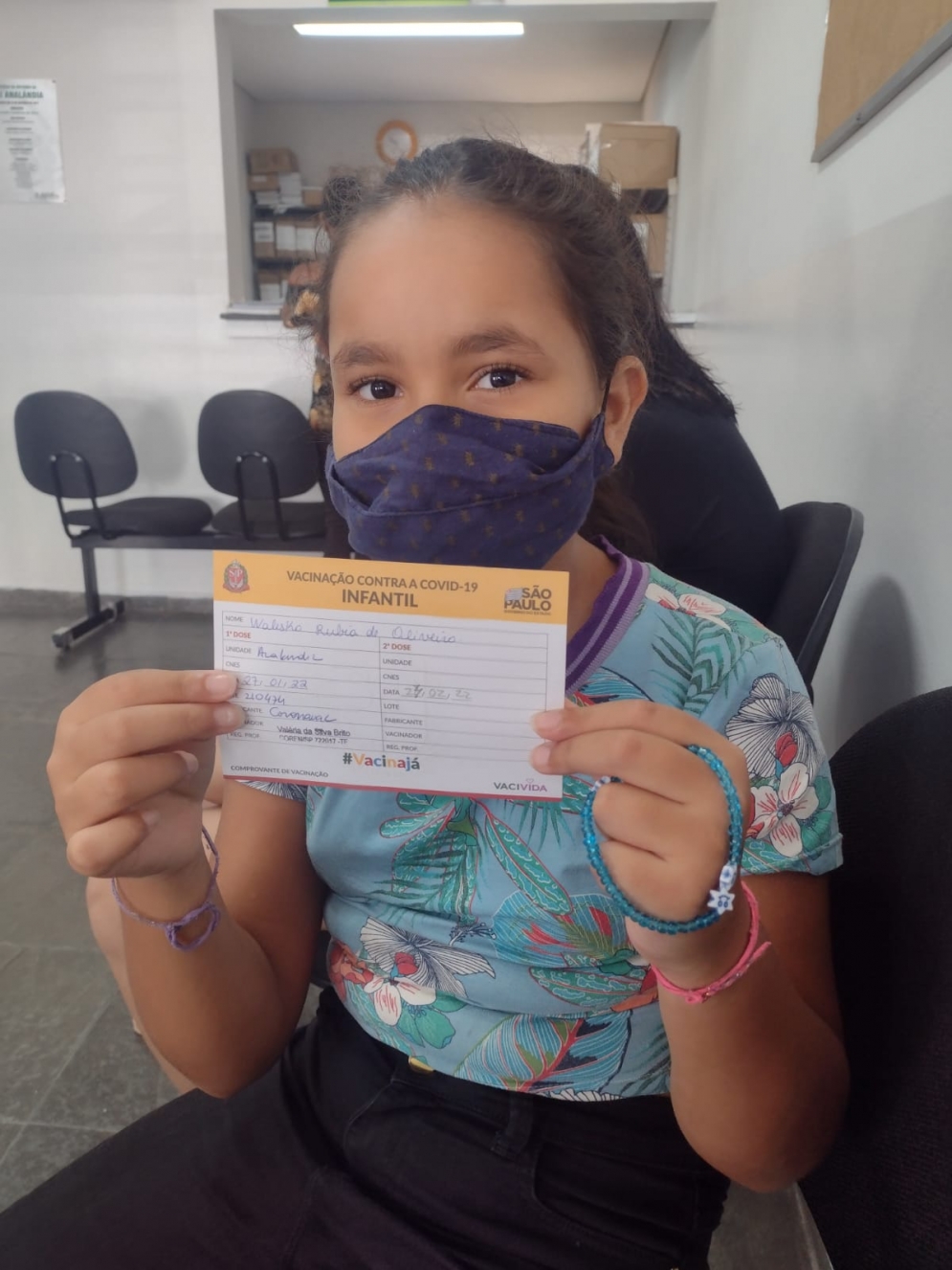 A pequena Waleska ap&oacute;s tomar a primeira dose na UBS Vila  Anal&acirc;ndia, em Jandira 