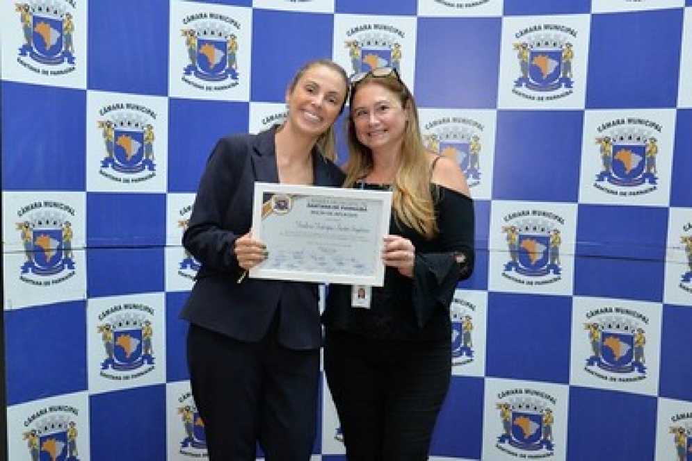 Presidenta da C&acirc;mara  homenageia servidora pelos 25 anos de trabalho