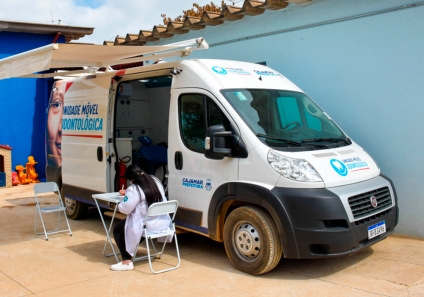 Alunos da EMEB Josué Moreira Sena, no Lago Azul, recebem Van Odontológica