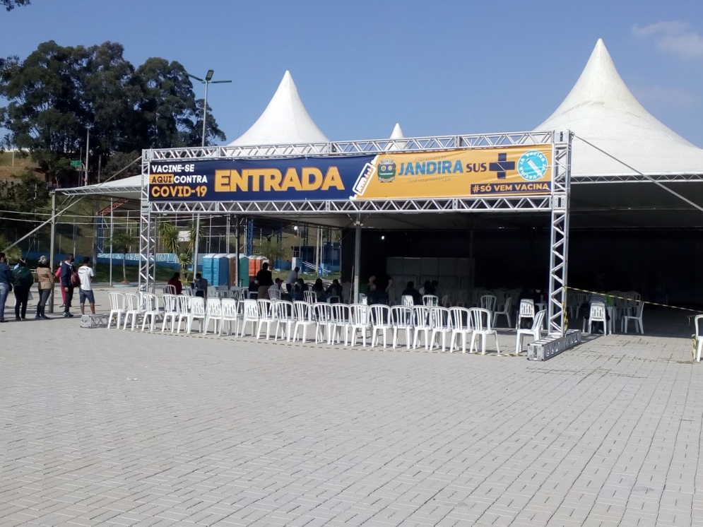 Quarent&otilde;es entram na fila da vacina&ccedil;&atilde;o contra a Covid no s&aacute;bado (19)