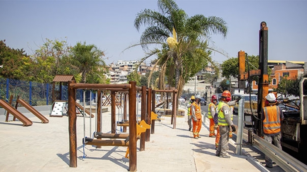 Prefeitura de Carapicu&iacute;ba avan&ccedil;a na constru&ccedil;&atilde;o de mais uma &aacute;rea de lazer na Av. Marginal do Ribeir&atilde;o