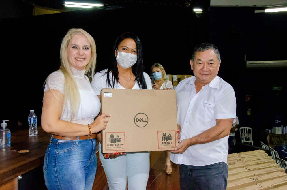 Na imagem, o prefeito de Jandira Doutor Sato entrega um dos 750 notbooks