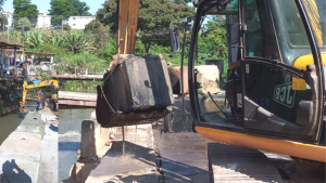 Secretaria de Obras realiza manuten&ccedil;&atilde;o das barreiras de concretos da margem do Rio Barueri-Mirim