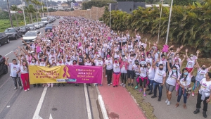 Caminhada do Outubro Rosa 2021 em Santana de Parna&iacute;ba re&uacute;ne 3 mil pessoas