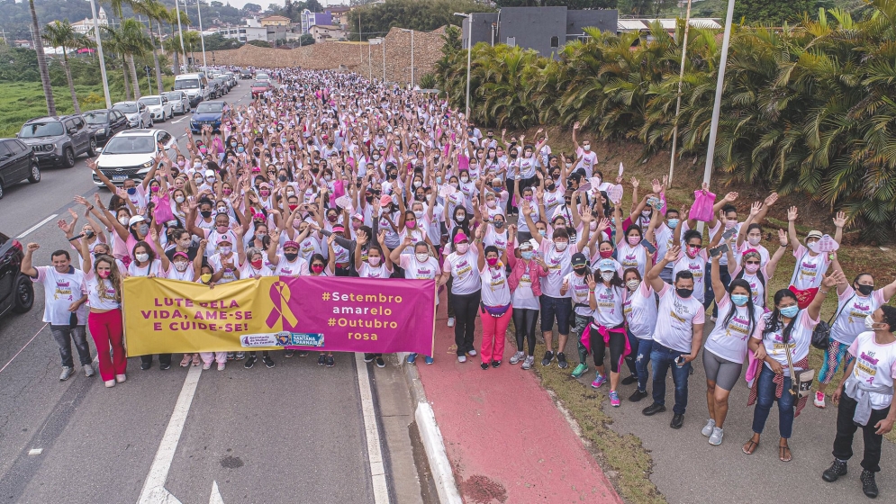 Caminhada do Outubro Rosa 2021 em Santana de Parna&iacute;ba re&uacute;ne 3 mil pessoas