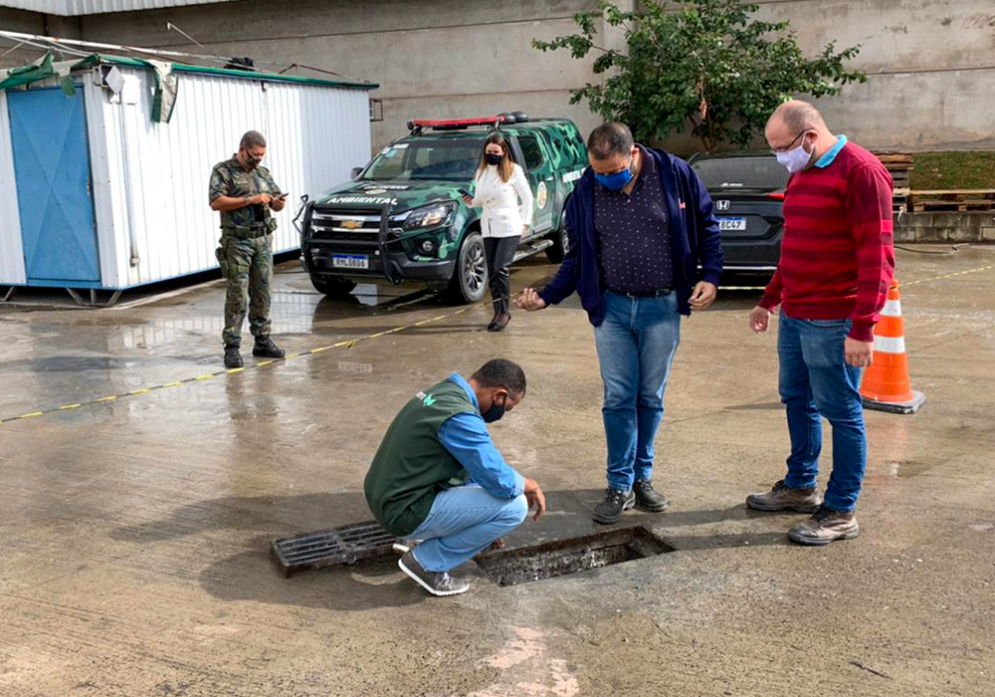 Prefeitura flagra novo despejo irregular em lago e multa novamente a empresa respons&aacute;vel