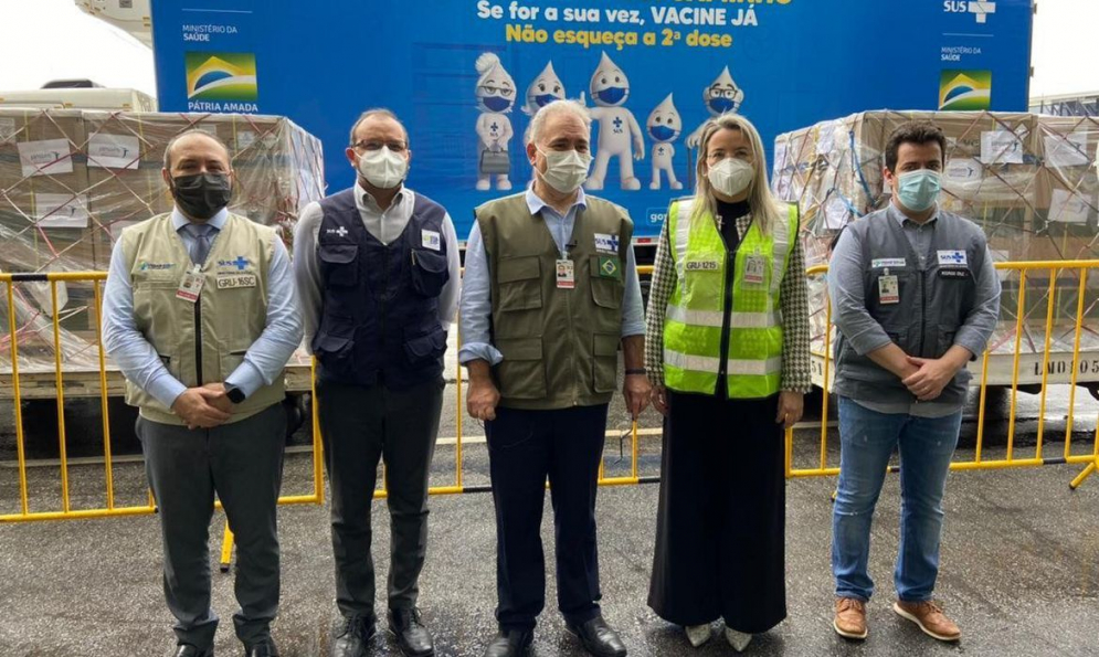 Lote de 1,5 milh&atilde;o de doses da vacina da Janssen chega ao Brasil