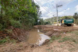 Desassoreamento do c&oacute;rrego do Rio Acima ir&aacute; combater futuros alagamentos