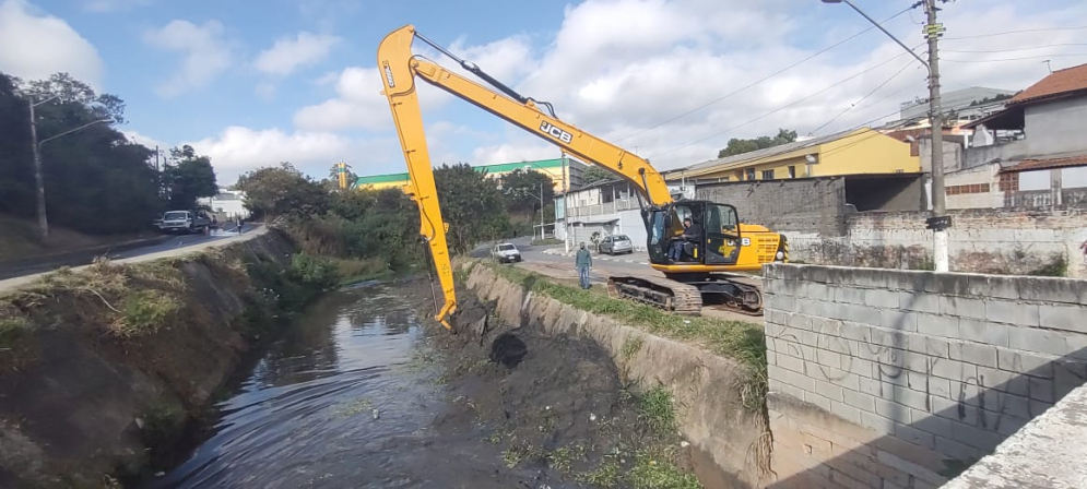 Em andamento o desassoreamento de c&oacute;rrego na rua do Cristo