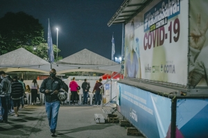 Mais de 2 mil pessoas s&atilde;o vacinadas no "Coruj&atilde;o " em Cotia