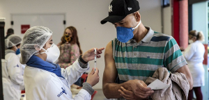 Vacina&ccedil;&atilde;o para faixa et&aacute;ria de 39 anos come&ccedil;a na capital paulista