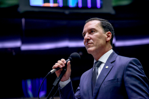 Vinicius Carvalho cria campanha nacional para doa&ccedil;&atilde;o de cabelo &agrave; pessoas carentes com c&acirc;ncer