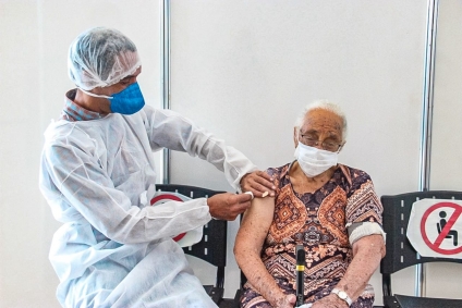 Idosos com mais de 90 anos já podem tomar terceira dose
