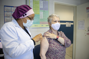 Cidade vacinou mais de tr&ecirc;s mil pessoas contra a gripe no Dia D. Ades&atilde;o ainda &eacute; baixa