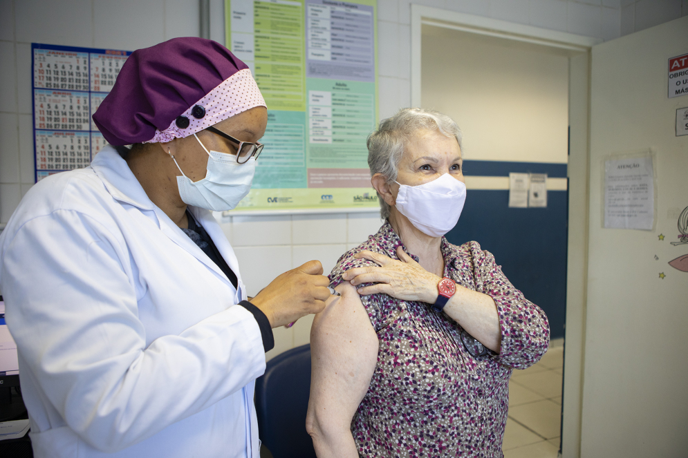 Cidade vacinou mais de tr&ecirc;s mil pessoas contra a gripe no Dia D. Ades&atilde;o ainda &eacute; baixa