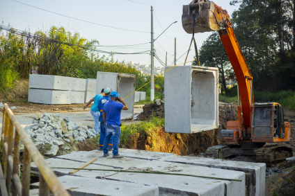 Segue em andamento a duplicação da ponte do Jardim Rosemary