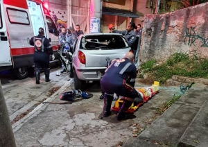 Homem tenta matar ex-namorada arremessando carro contra poste no centro de Jandira