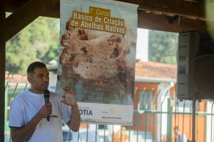 Cotia forma alunos criadores de Abelhas Nativas