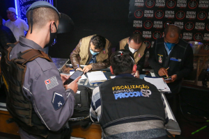 For&ccedil;a-tarefa estadual encerra festa clandestina com 600 pessoas em Osasco