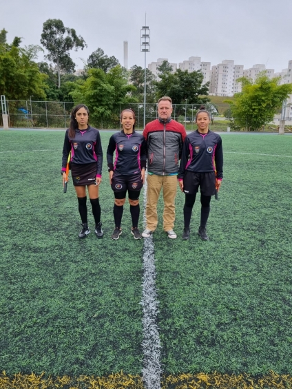 Arbitragem feminina marca futebol amador da cidade