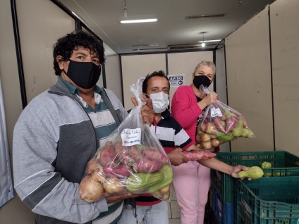 Jandira entrega kits de legumes às famílias mais carentes da cidade