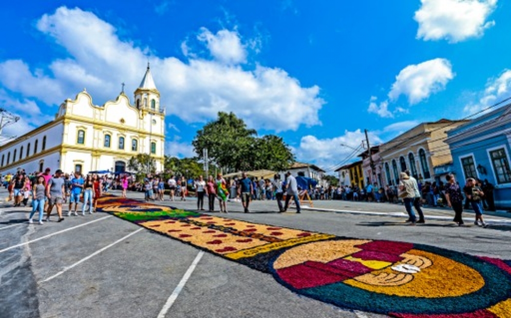 Tapete decorado no Corpus Christi em Santana de Parna&iacute;ba completa 55 anos