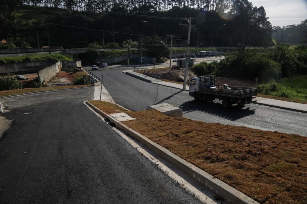 Prefeitura entrega nova ponte no bairro de Ambuit&aacute;