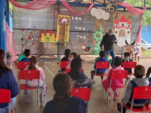 Com teatro e educa&ccedil;&atilde;o no tr&acirc;nsito, escolas de Cotia celebram o Dia das Crian&ccedil;as