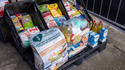 Prefeitura entrega 100 cestas básicas da campanha Vacina Contra a Fome