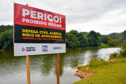 Defesa Civil instala placas de alerta sobre risco de afogamento em represas de Cajamar