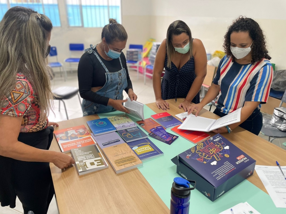 Prefeitura implanta Projeto Professor Leitor e distribui livros para educadores