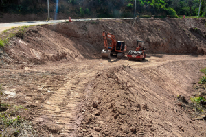 Prefeitura realiza obras de conten&ccedil;&atilde;o na estrada Francisco Miss&eacute;