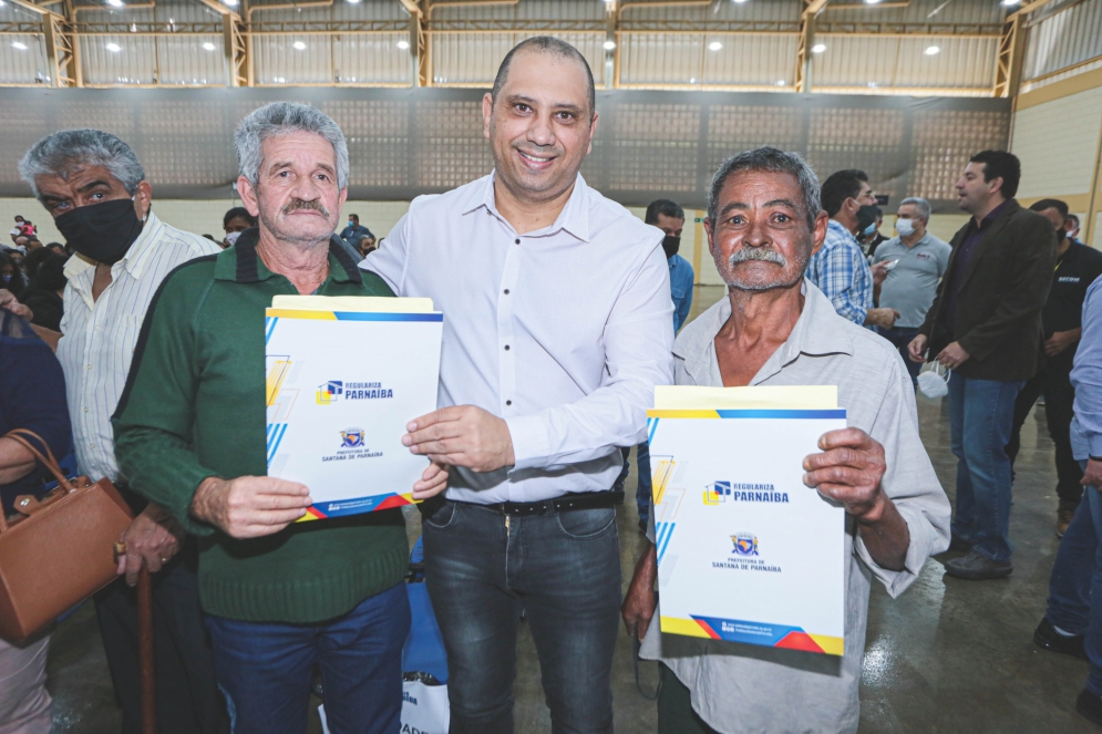 Prefeito Marcos Tonho entrega cerca de mil escrituras para moradores de Santana de Parna&iacute;ba
