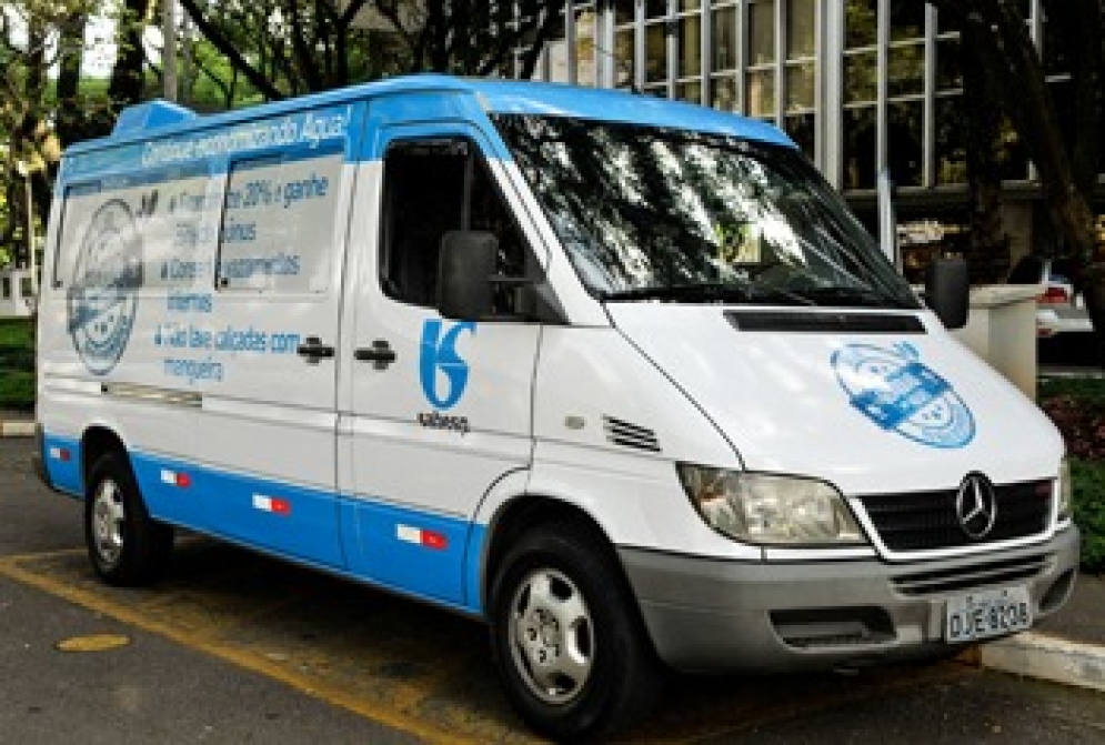 Van do Sabesp M&oacute;vel atende moradores de Jandira na pra&ccedil;a central