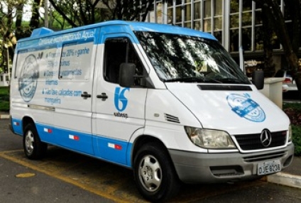 Van do Sabesp Móvel atende moradores de Jandira na praça central