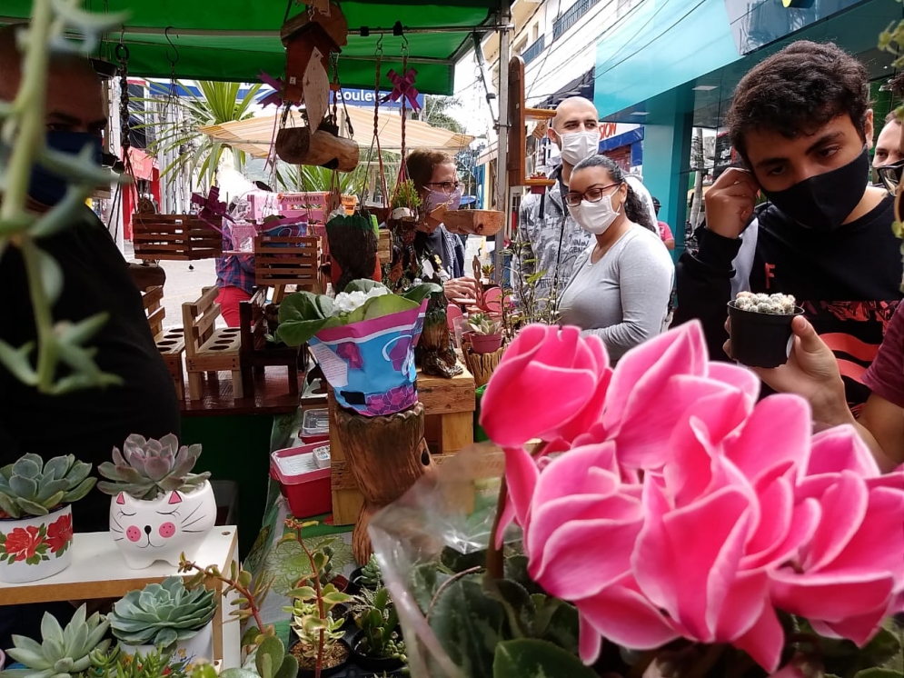 Artes&atilde;os retomam exposi&ccedil;&atilde;o na Feira Noturna de Cotia